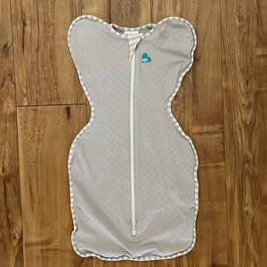 Love to Dream .2 TOG swaddle up lite. Grey dots pattern. Size small.